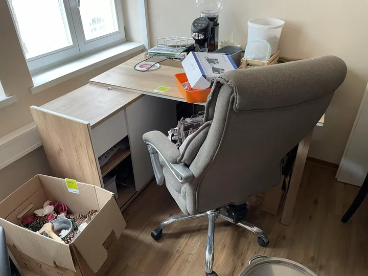 Schreibtisch, mit Bürostuhl